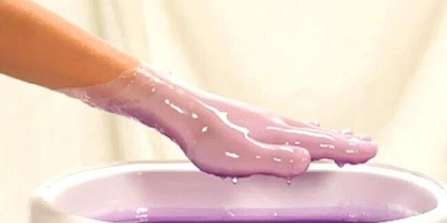 Hand treatment with paraffine